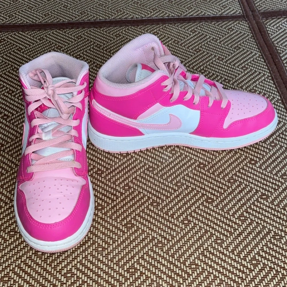 Nike Air Jordan White and Pink - Picture 3 of 9